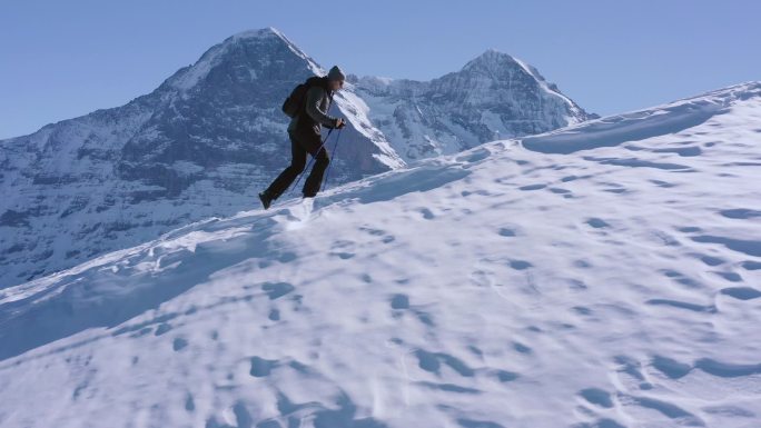 在山顶进行空中飞行。徒步旅行攀登瑞士阿尔卑斯山，冒险概念。