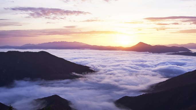 美丽的山水在日出时分,倒转的云海在山谷里.高质量的镜头