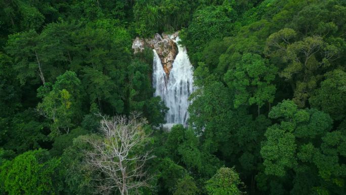 空中俯瞰美丽的丛林瀑布在绿色的热带雨林里.高质量的镜头