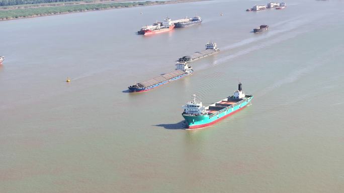 航拍长江港口码头集装箱货轮航运