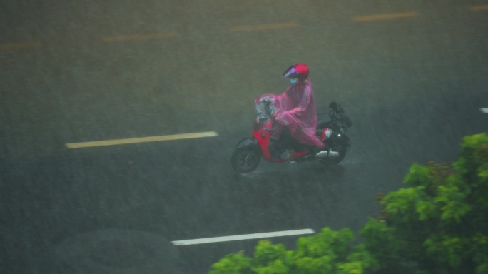 暴雨城市骑行