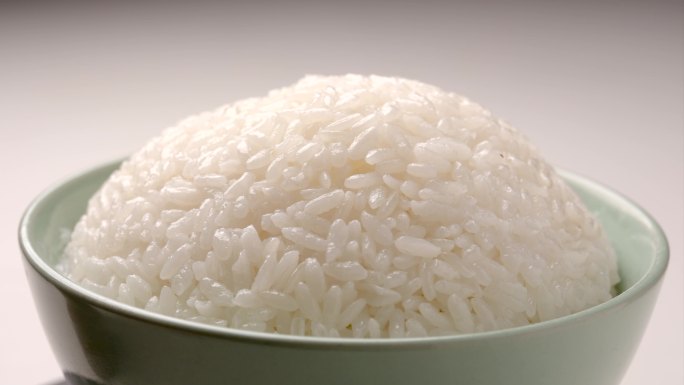 碗中的白色米饭旋转特写