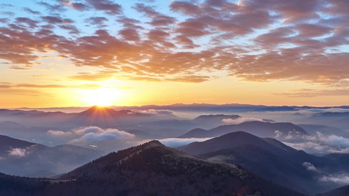 日出在山中,雾气弥漫在群山之上.红色橙色的彩云，史诗般的早晨
