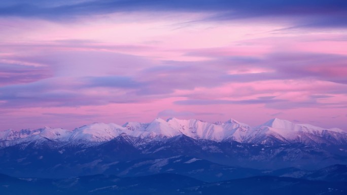 太阳落山时，斯洛伐克塔特拉山的冬季雪崩。色彩斑斓的云彩。高质量的镜头