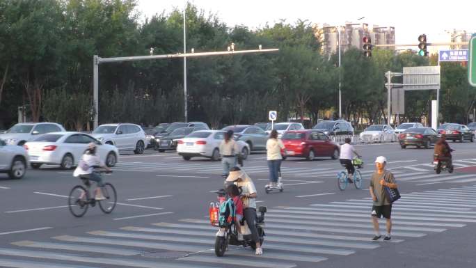 城市早晨街道骑行上班车流都市生活城市人文