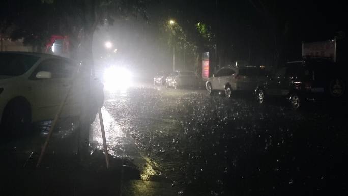 特大暴雨洪涝灾害低洼地段汽车开过积水路面