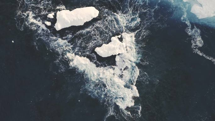 南极海洋中的冰山。自上而下的拍摄.