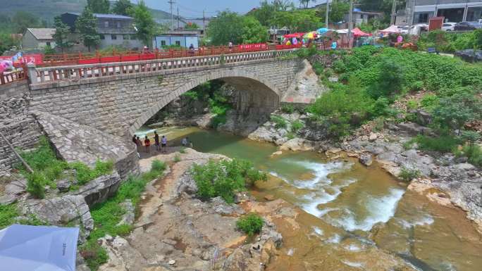 航拍山东枣庄山亭史山头天然河床洗浴场