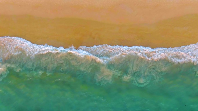 热带沙滩度假海滩的俯瞰.海浪。空中视图