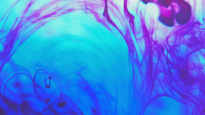 蓝色和红色颜料油墨滴在水中的慢动作视频与复制空间。墨水云在水下旋转.