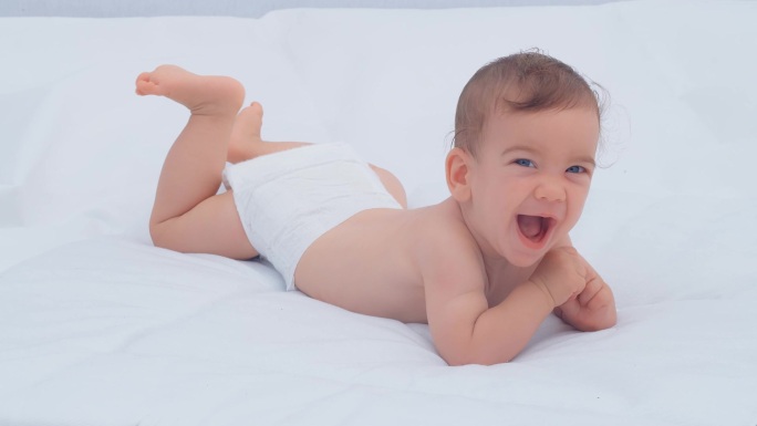 6个月大的男婴环顾四周，微笑着。照顾孩子和父母之爱的概念，慢动作