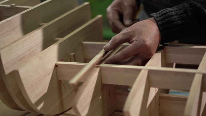 木匠老师傅手工制作木船模型过程