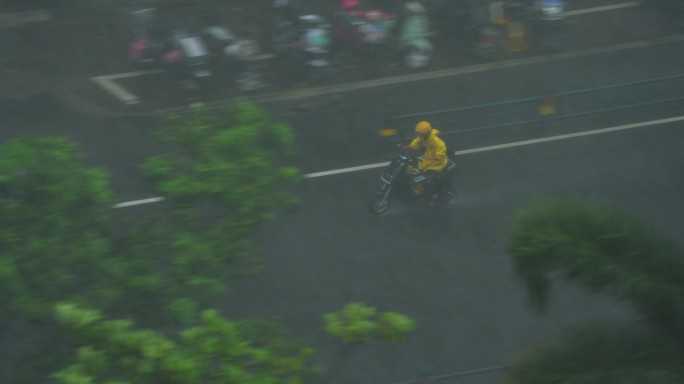 暴雨中骑行