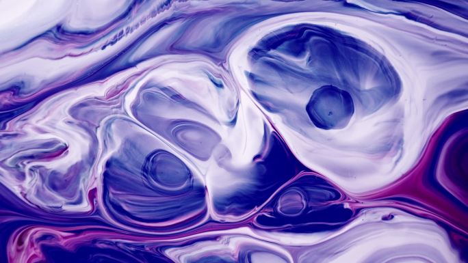 墨水波。清晰的质感油漆水的混合物。模糊橙色黄色紫色闪光液体流动抽象背景