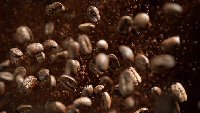 咖啡和新鲜豆类咖啡的超级慢镜头以1000fps的速度冲向相机。用高速电影摄影机拍摄。