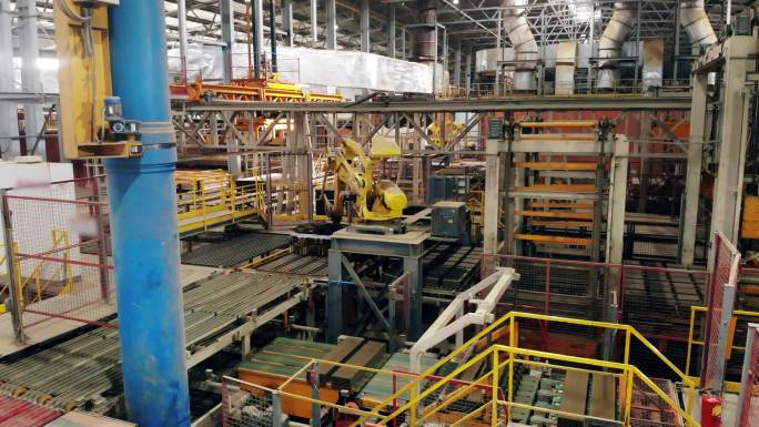 工作工业机制在工厂移动砖块.