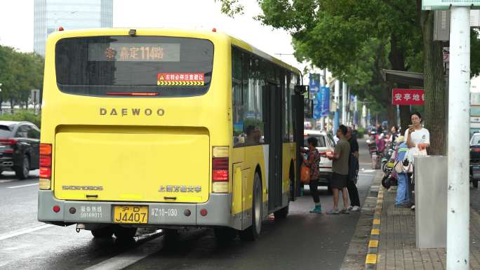 公交车 行驶的公交车上海公交车