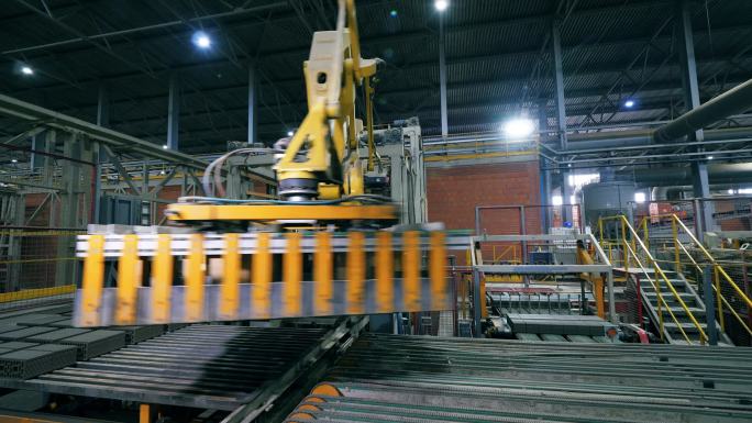 机械臂把砖搬到现代化的工厂,工厂.