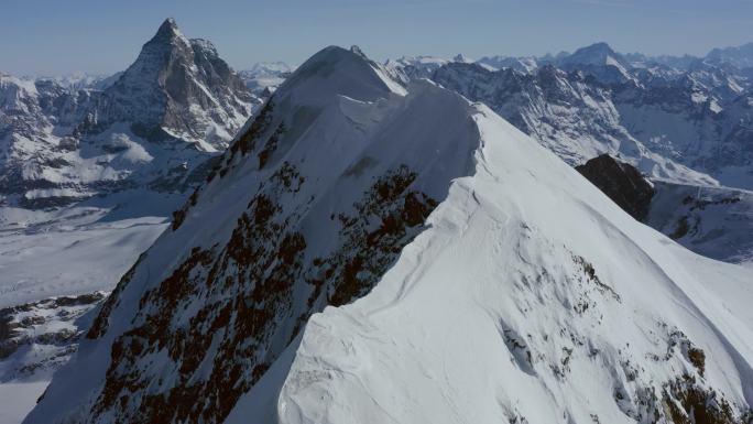 美丽的冬季空中飞行在山链景观瑞士阿尔卑斯山。冒险徒步旅行。旅行理念。乌德 