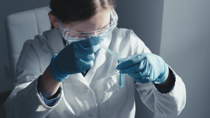 生物技术领域的一个实验室实验，涉及利用先进技术和方法创造创新的医疗产品。生化实验室工作人员。高质量