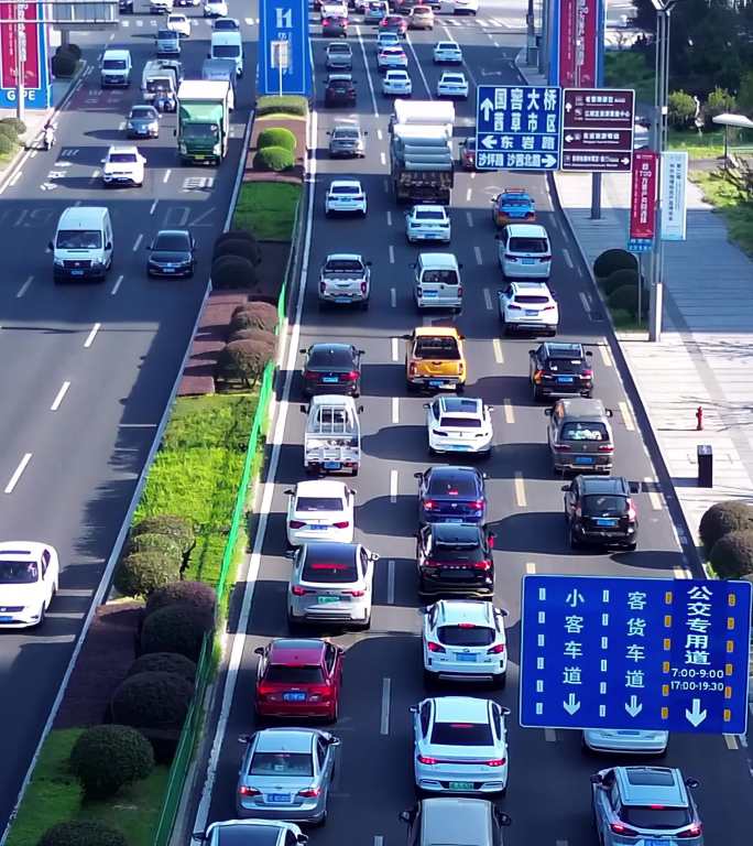 航拍堵车视频车流竖拍城市堵车竖屏堵车素材