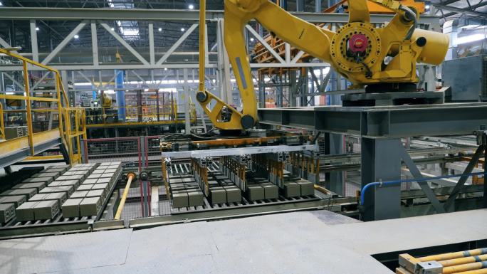机械臂在现代工业工厂运输陶瓷产品.