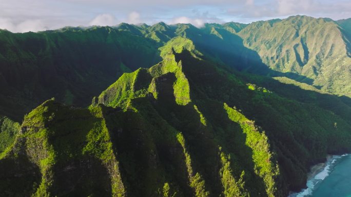 史诗般的绿色丛林山脉海岸自然背景。旅行热带岛屿考艾岛夏威夷的纯净自然环境。世界著名海岸线的电影自然空