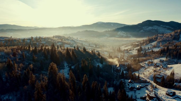冬季山地的早晨空中风景，冬季山地的日出空中风景