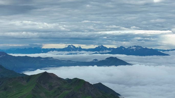 航拍清晨阿坝小金大哇梁子垭口高山云海风光