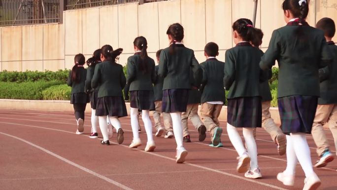 小学生晨跑 一群学生穿校服跑步 运动锻炼