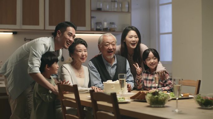 三代亚洲家庭在庆祝爷爷奶奶结婚周年时合影
