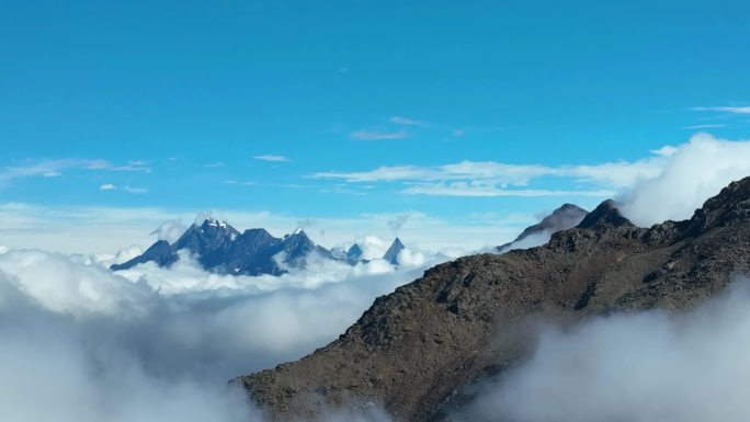 航拍云雾中的四川阿坝巴朗山垭口雪山群峰