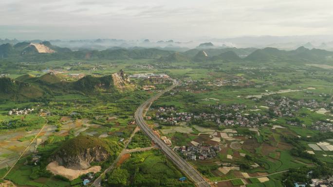 国道穿过乡村绿色自然航拍风景