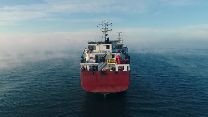 货柜船在海雾中航行、起重船在运送货柜方面的航景