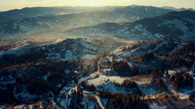 冬季山地的村庄鸟瞰，冬季喀尔巴阡山脉的日出，冬季山地的清晨鸟瞰，冬季山地的日出鸟瞰