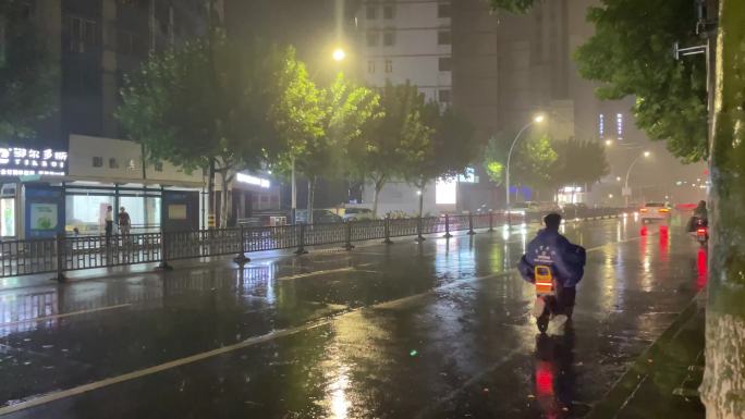 夜晚大雨暴雨电瓶车父母外卖小哥辛苦回家