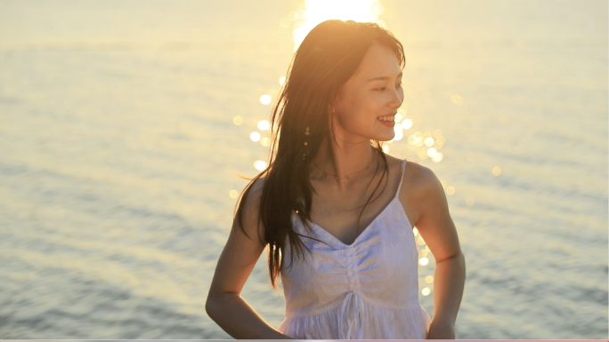 唯美美女海边沙滩游玩