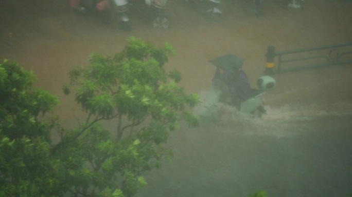 暴风雨中艰难骑行