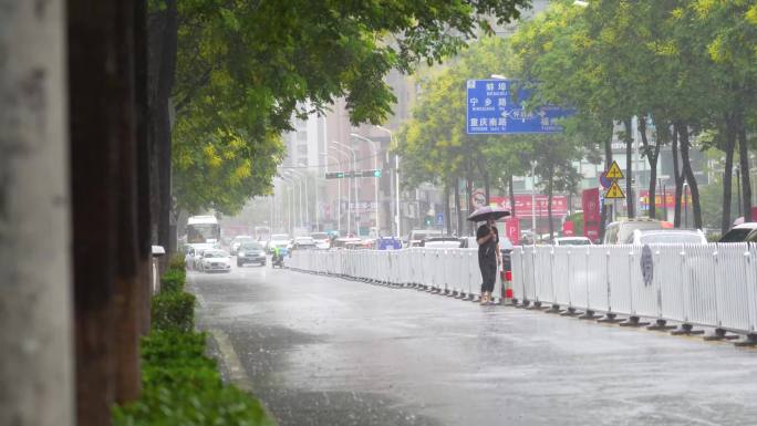 下雨天外卖小哥送外卖