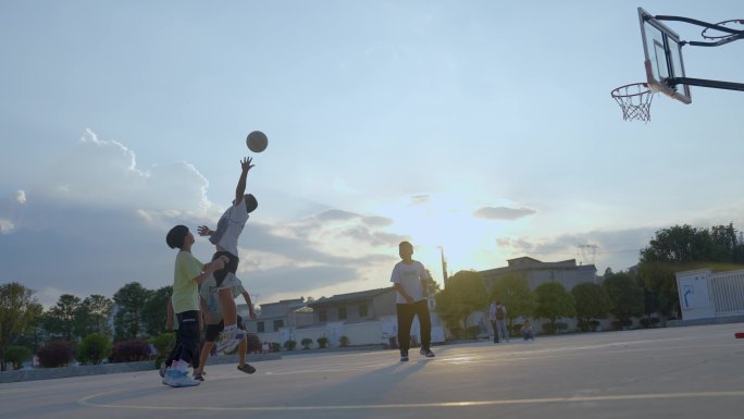 小学生小学生打篮球 体育课 双减政策