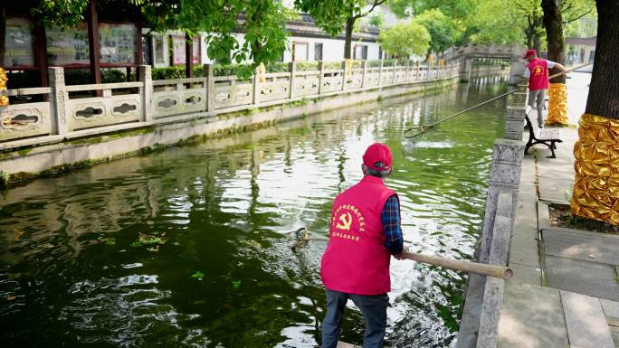 4K党员志愿者清理河道参与新农村建设