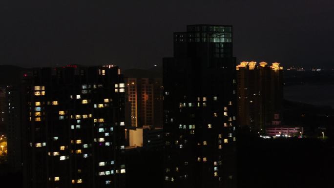 航拍威海国际海水浴场岸边的建筑楼房夜景