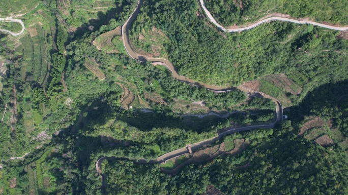 航拍蜿蜒的山顶公路和红旗渠水