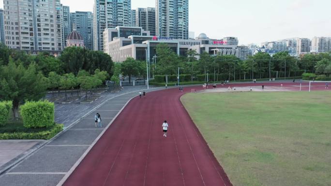 城市里的塑胶跑道  健身 慢跑 z