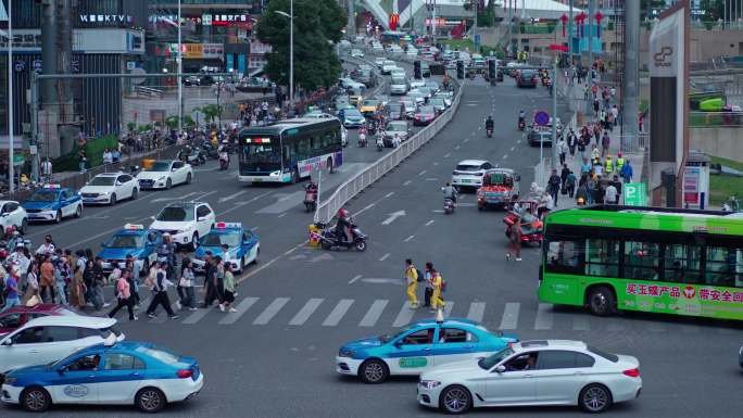 城市下班高峰期路口的车辆人群过马路斑马线