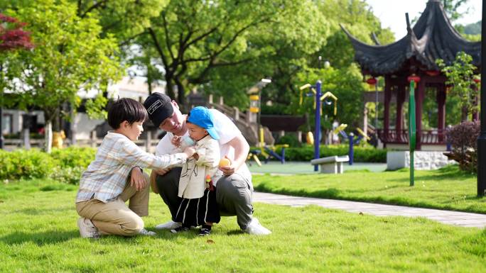 4K小朋友在草坪上玩耍