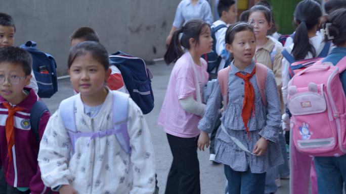 早上学生上学 下午学习放学