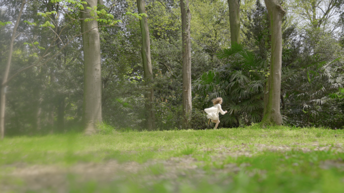 女孩快乐地在树林里奔跑 1