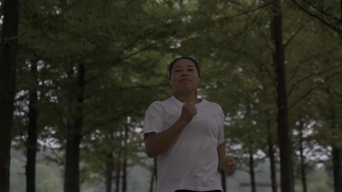 清晨女孩湖边跑步森林 公园跑步锻炼