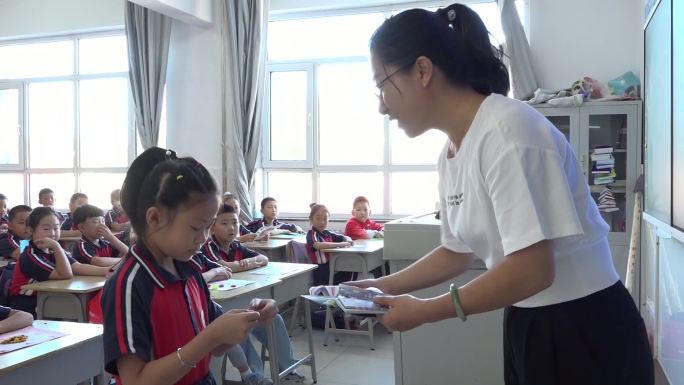 教师节学生给老师送礼物感谢老师